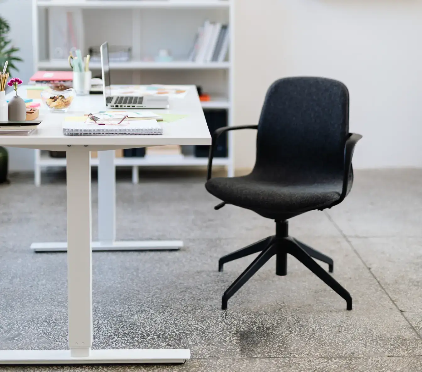 Contemporary workspace aesthetics of a corporate guest