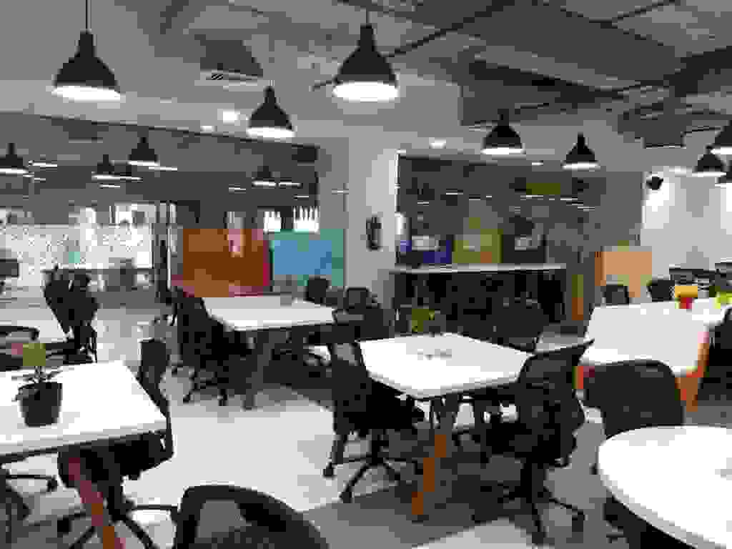 Collaborative and functional managed office workspace setup